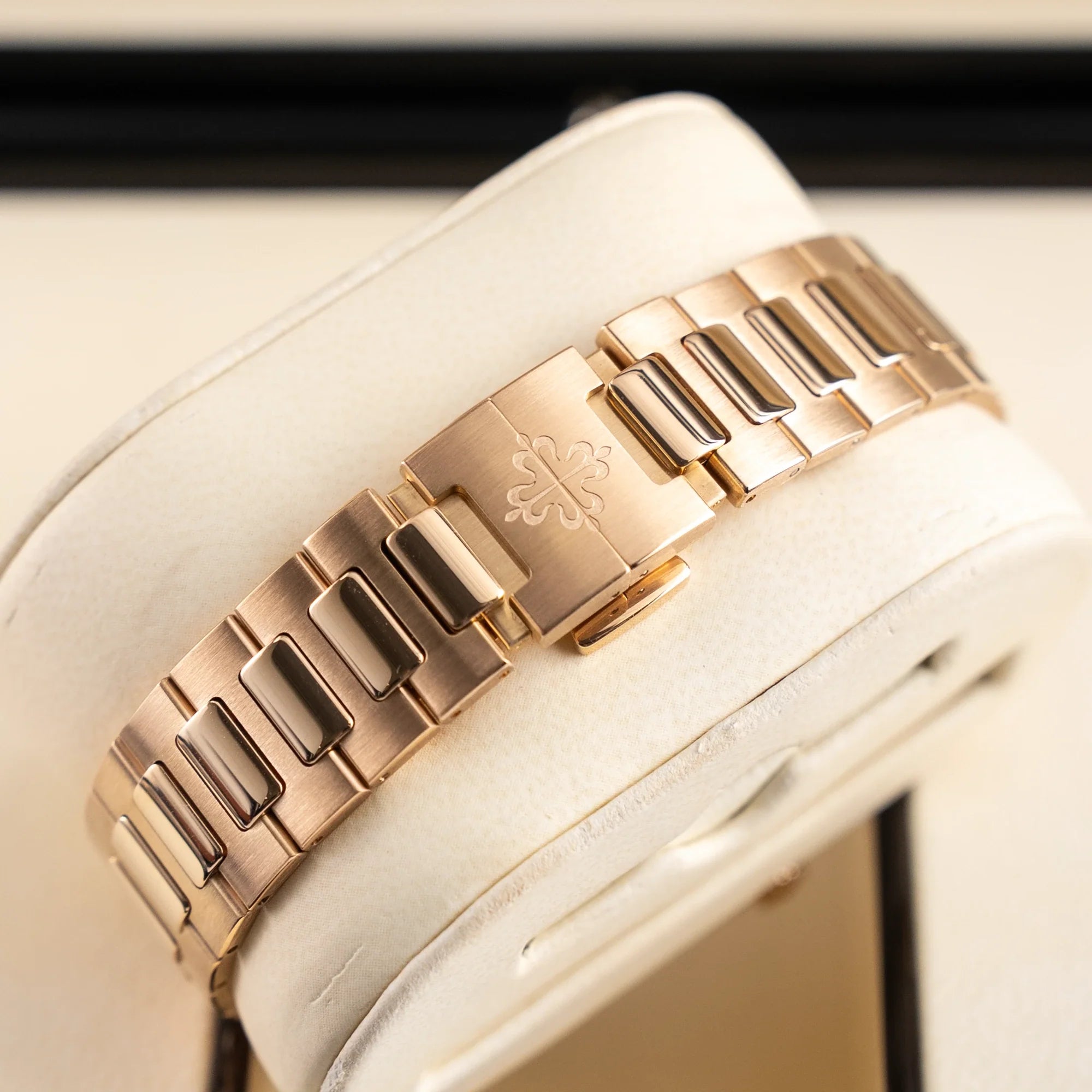 Patek Philippe Nautilus Lady Champagne Dial Rose Gold 35.2mm 7118/1R-010 - Bracelet