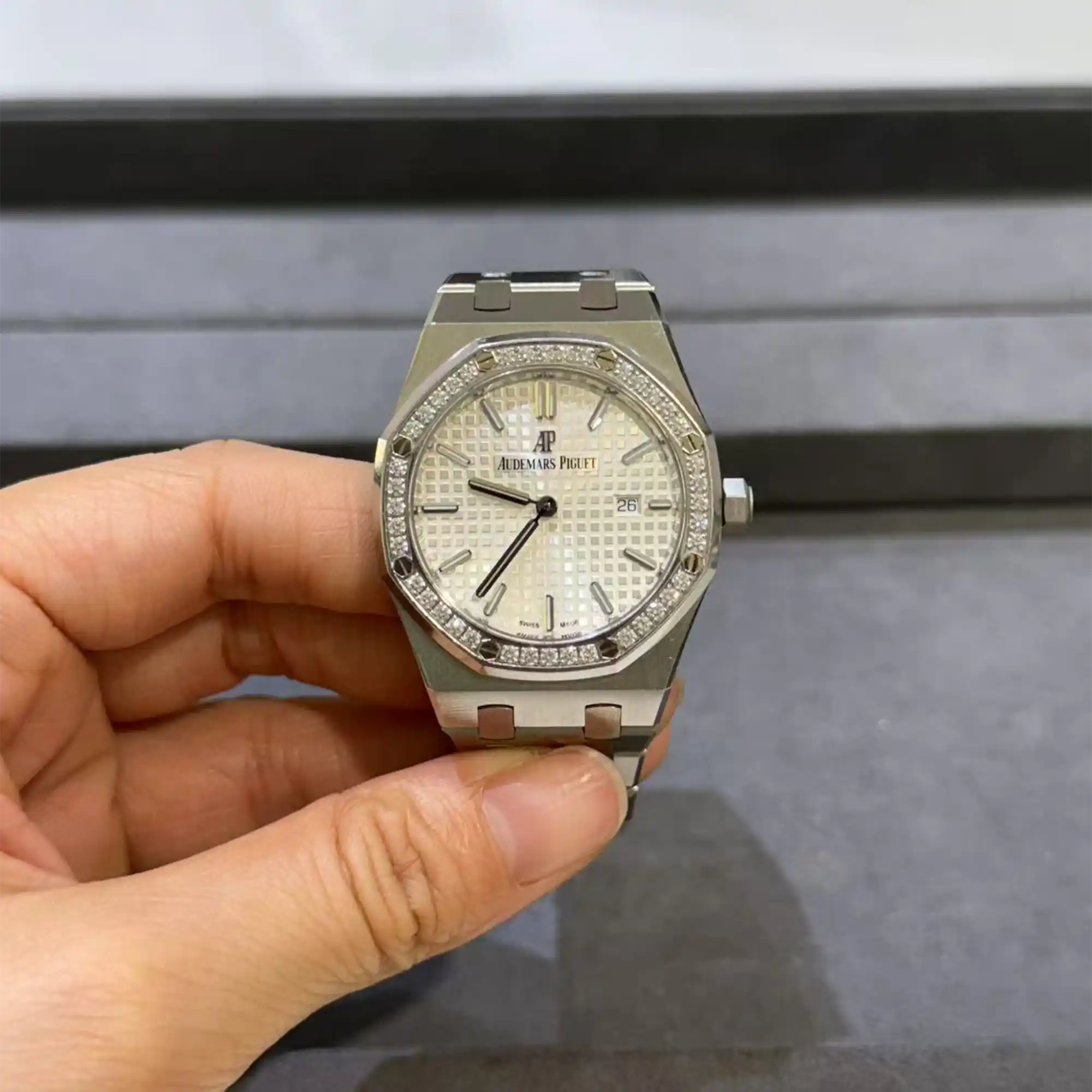 Audemars Piguet Royal Oak Quartz Silver Dial Diamond Bezel 67651ST.ZZ.1261ST.01 - Pre-owned