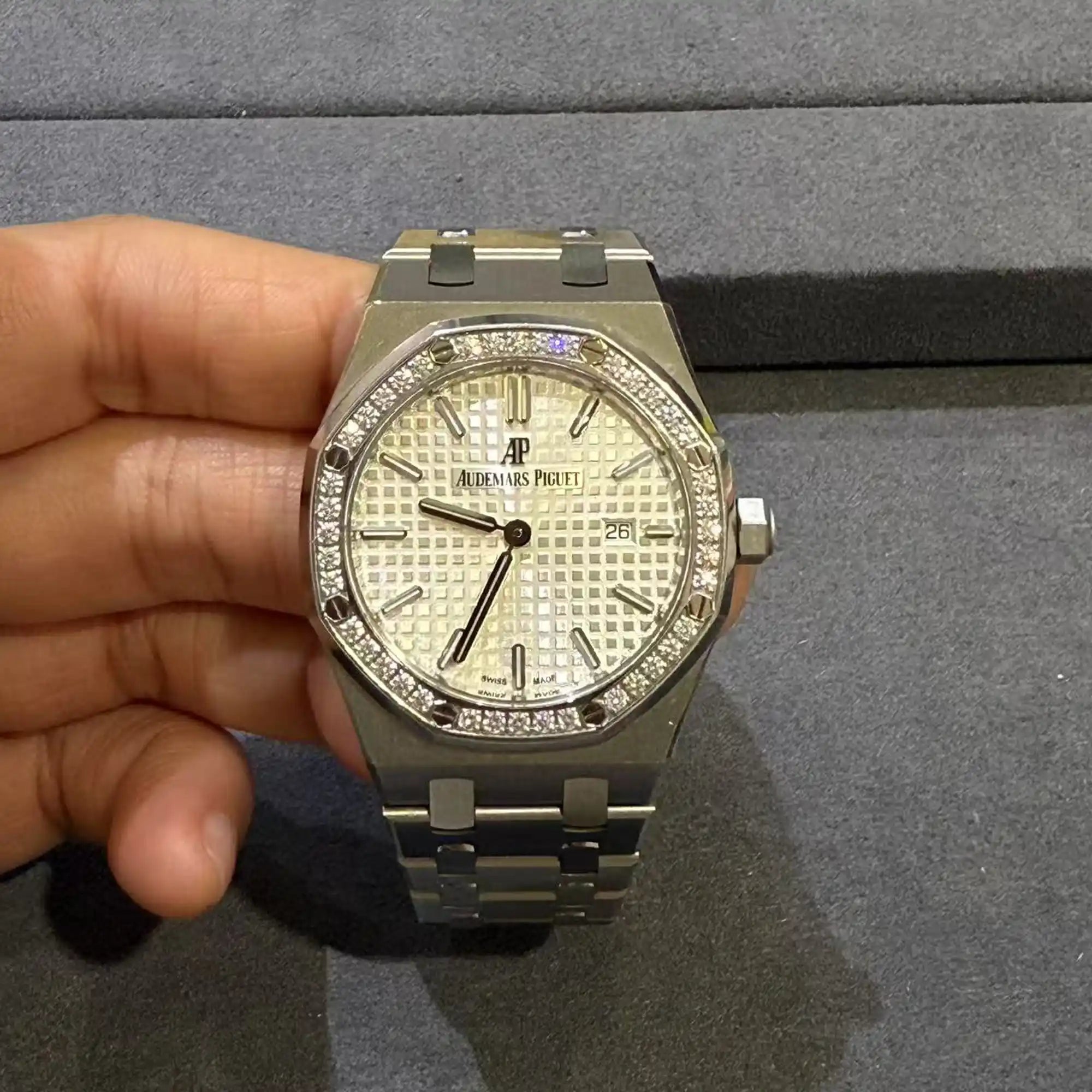 Audemars Piguet Royal Oak Quartz Silver Dial Diamond Bezel 67651ST.ZZ.1261ST.01 - Pre-owned