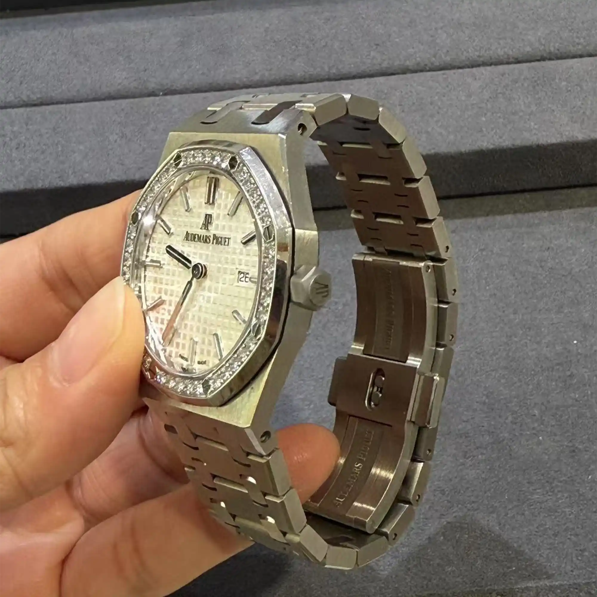 Audemars Piguet Royal Oak Quartz Silver Dial Diamond Bezel 67651ST.ZZ.1261ST.01 - Pre-owned